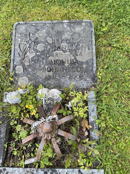 Grave number: R 5    13