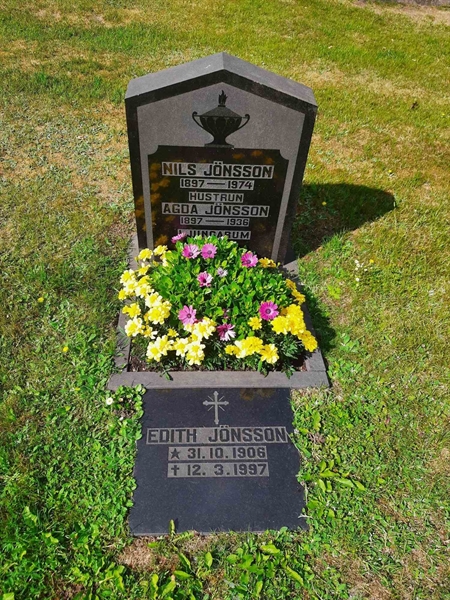 Grave number: M2 D   194, 195, 196