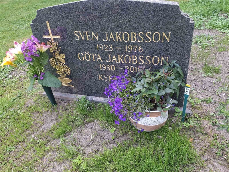 Grave number: 001 2   945