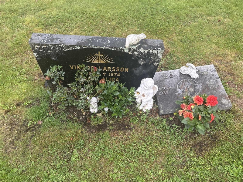 Grave number: 002 1   208