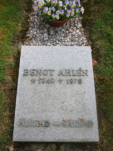 Grave number: HÖB N.UR    52