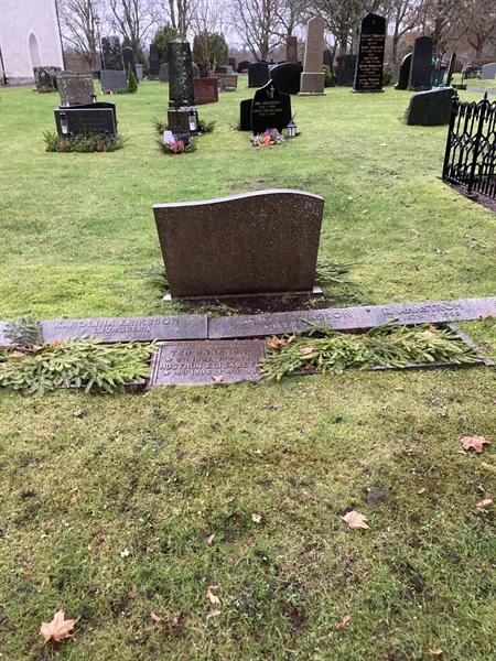 Grave number: 11 H   153-154
