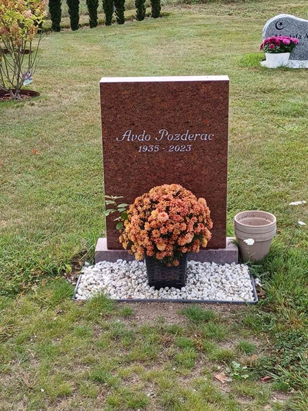 Grave number: OS MUSL 3, 4