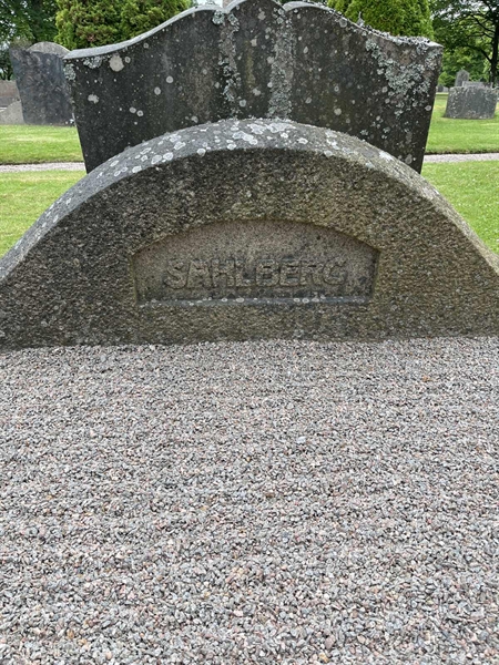 Grave number: 33 3    82