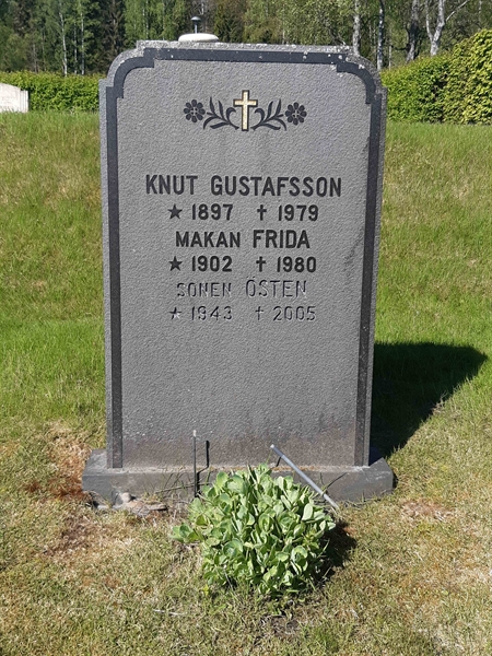 Grave number: KA 09   104-105