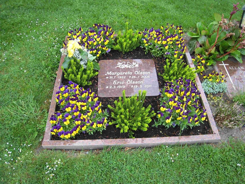 Grave number: NK Urn XVIII    53