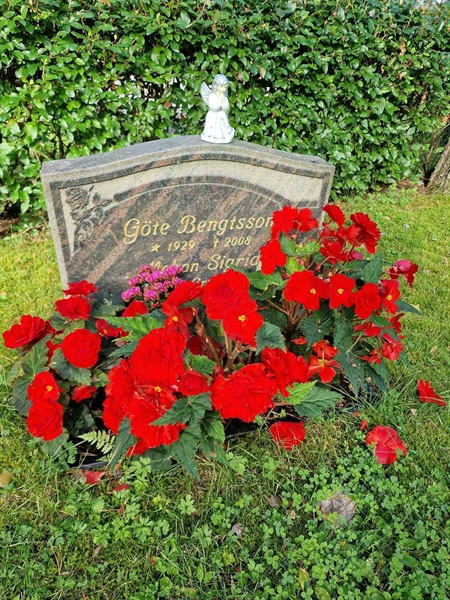 Grave number: 1 KV16    76-77