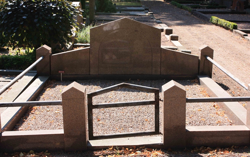 Grave number: Ö 20y    82, 83