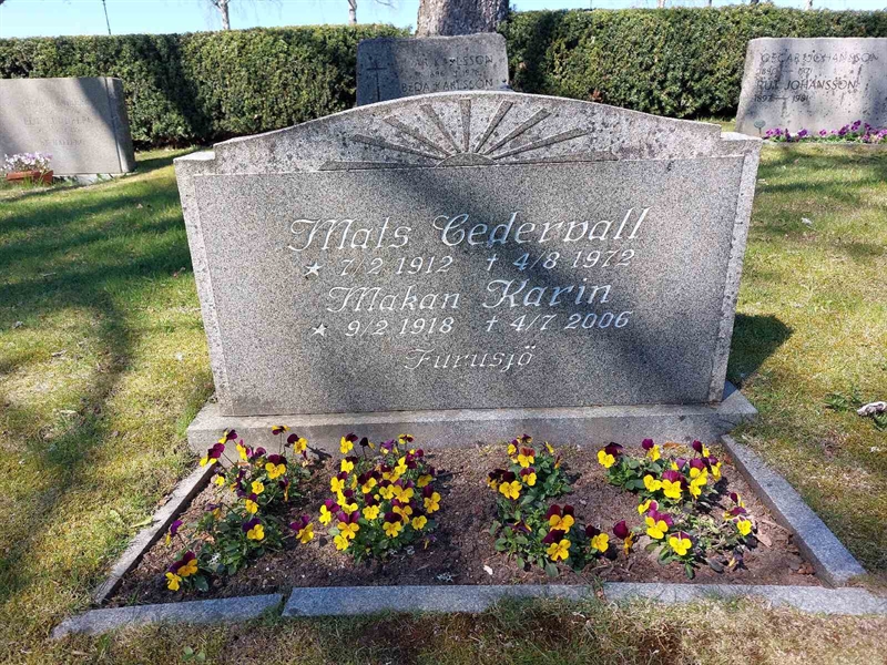 Grave number: HV 33   21, 22
