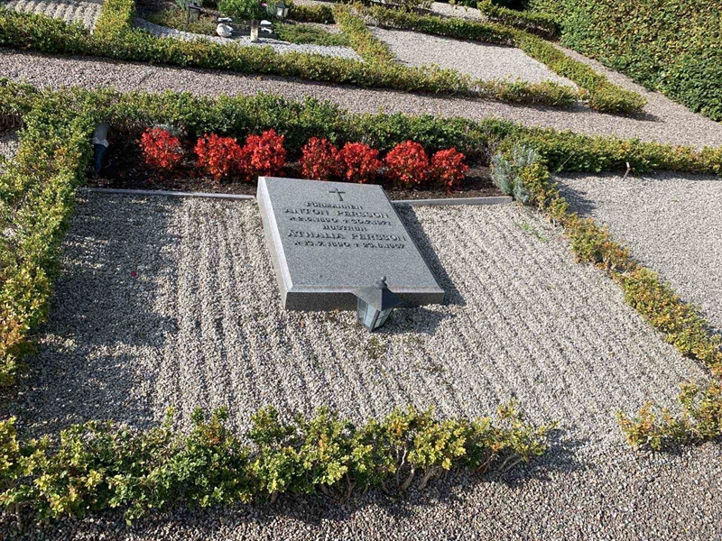 Grave number: NK H II 33-34