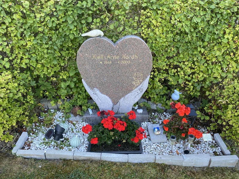 Grave number: V 13     4-5