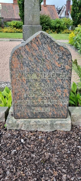 Grave number: LM 2 11  031, 032