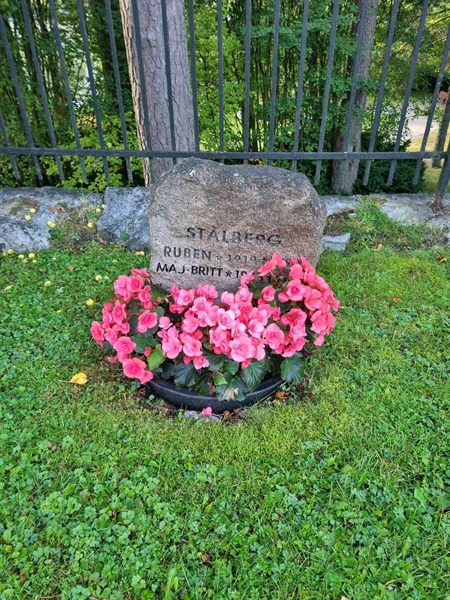 Grave number: 1 33   11