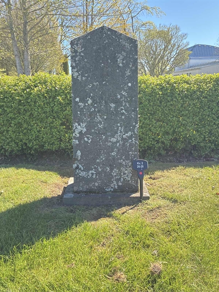 Grave number: 33 2    26-28