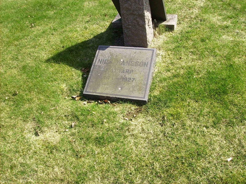 Grave number: LM 3 33  012