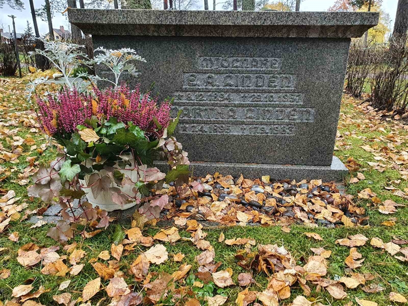 Grave number: SK A5   614-615