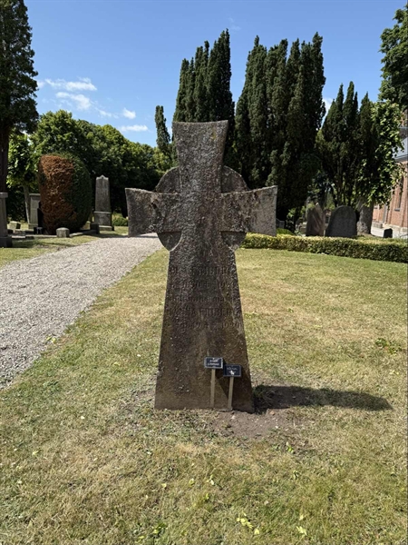 Grave number: TR 4 1    33