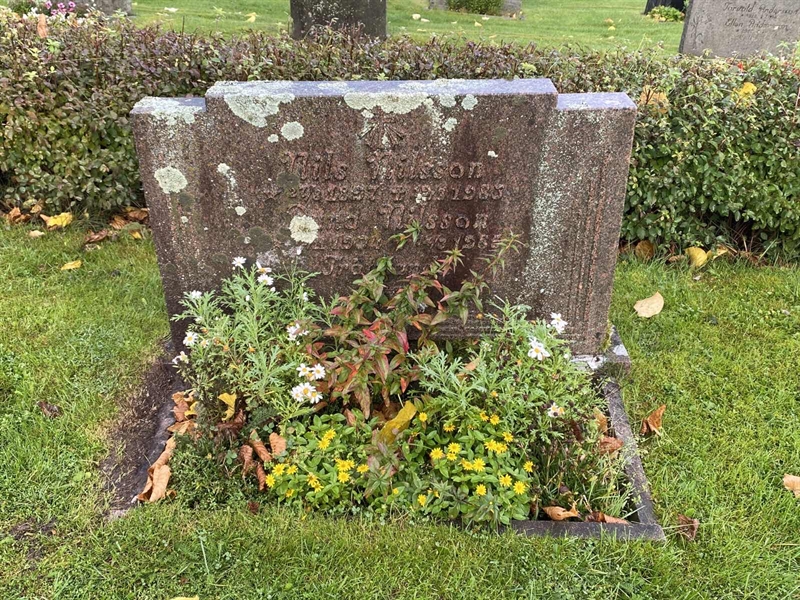 Grave number: 4 Öv 17   127-128