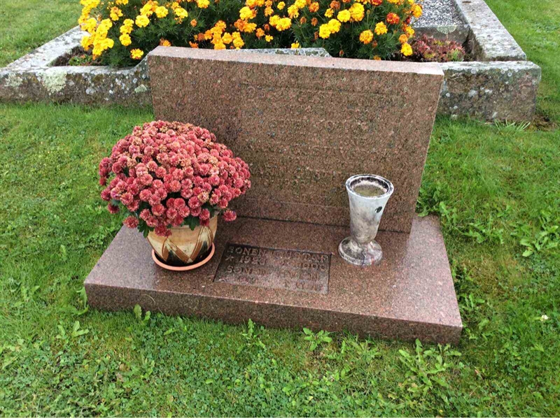 Grave number: KN 01   244, 245