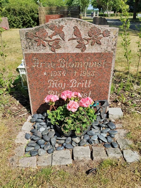 Grave number: NÅ 35    73, 74