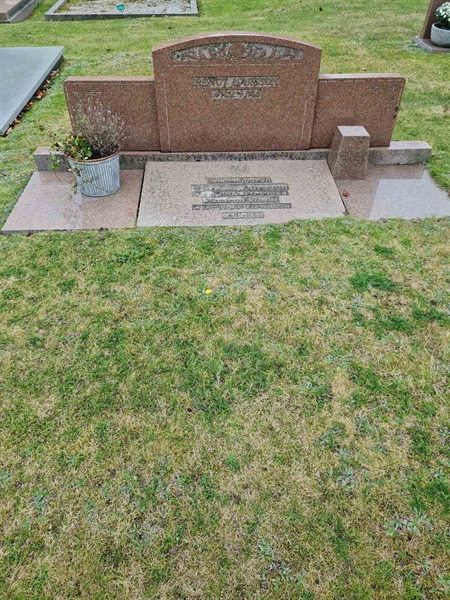 Grave number: F 04   295, 296