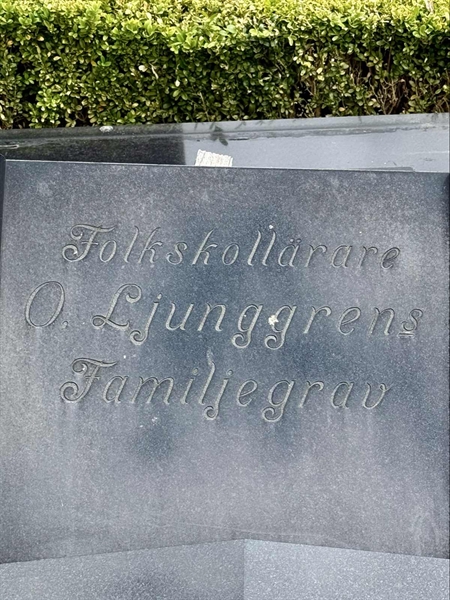 Grave number: FÅ D 32, 33, 34