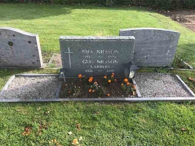 Grave number: HN 1   165, 166