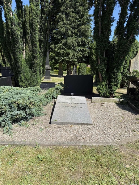 Grave number: TR 4 1   121