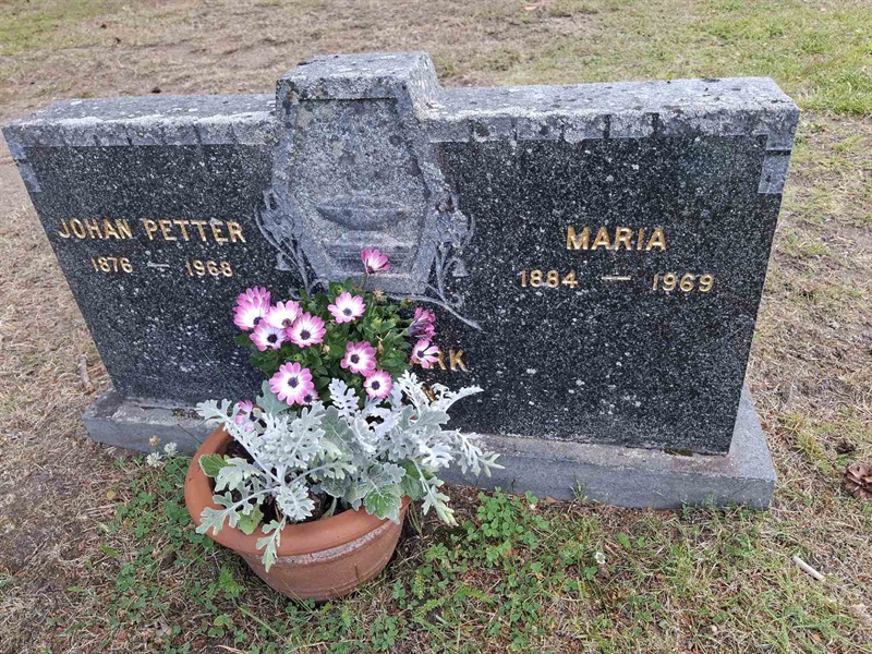 Grave number: 001 2   560