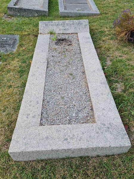 Grave number: F 02   111