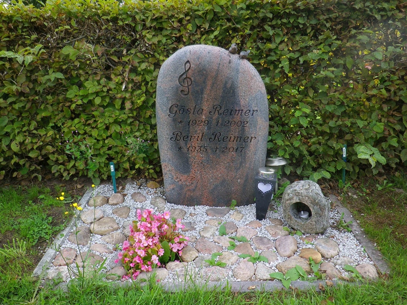 Grave number: OS N    82