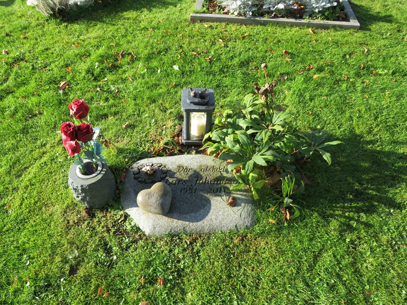 Grave number: 1 12   77