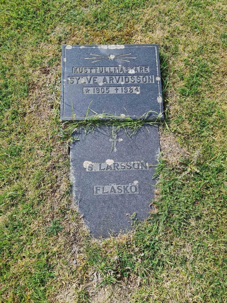 Grave number: F 02   227