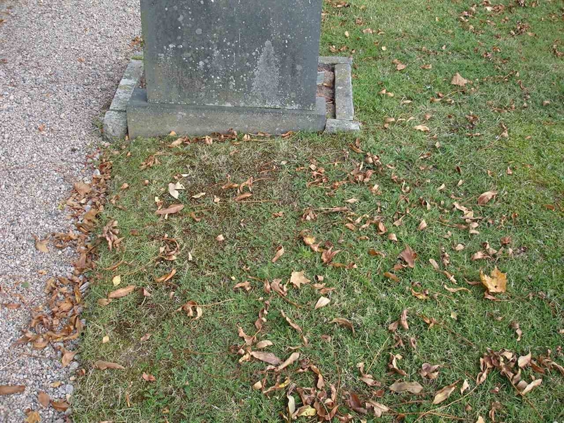 Grave number: FN R    18