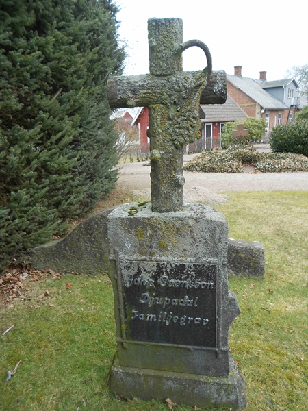 Grave number: V 4    40