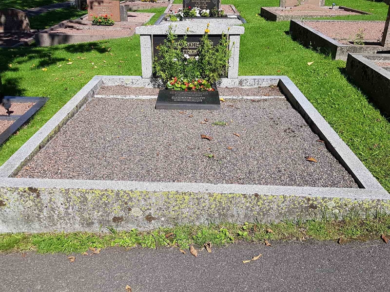 Grave number: 06 61002