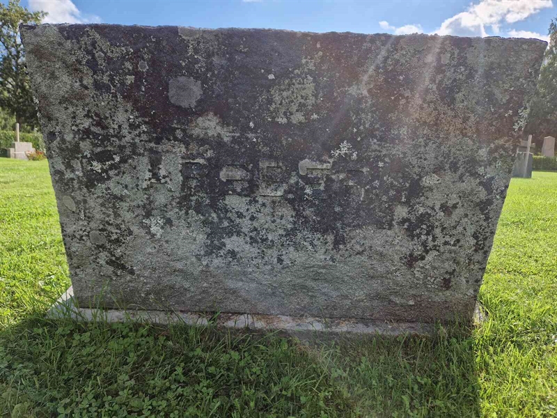 Grave number: 1 02    84
