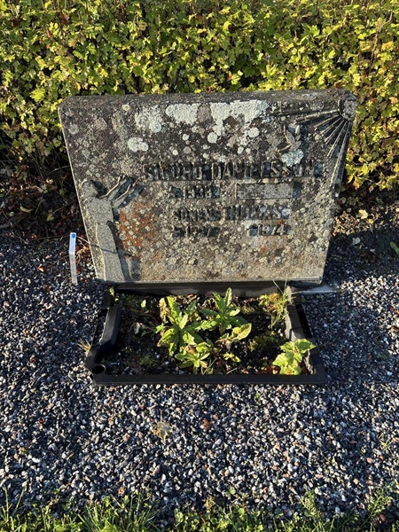 Grave number: 4 N NB    98-99