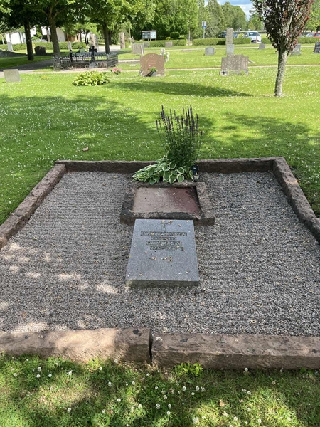 Grave number: 33 1   180