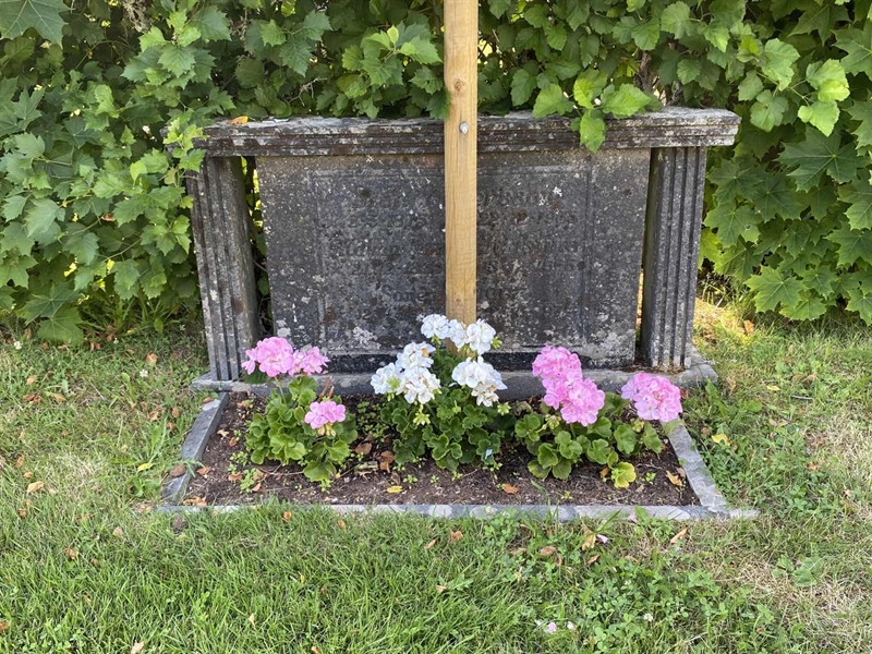 Grave number: 8 1 02    78-79