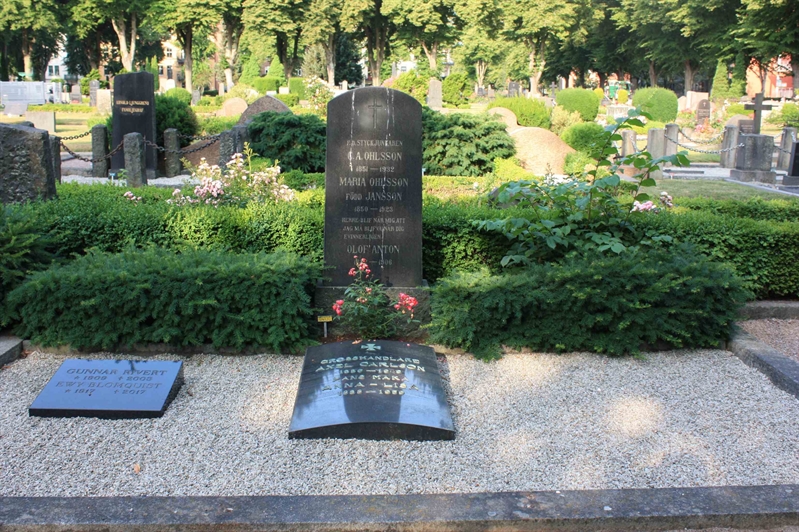 Grave number: Ö 04y    53, 54, 55