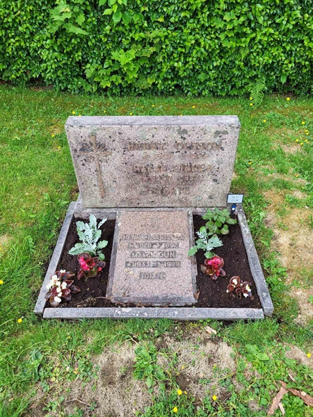 Grave number: kö 01 17    27-28