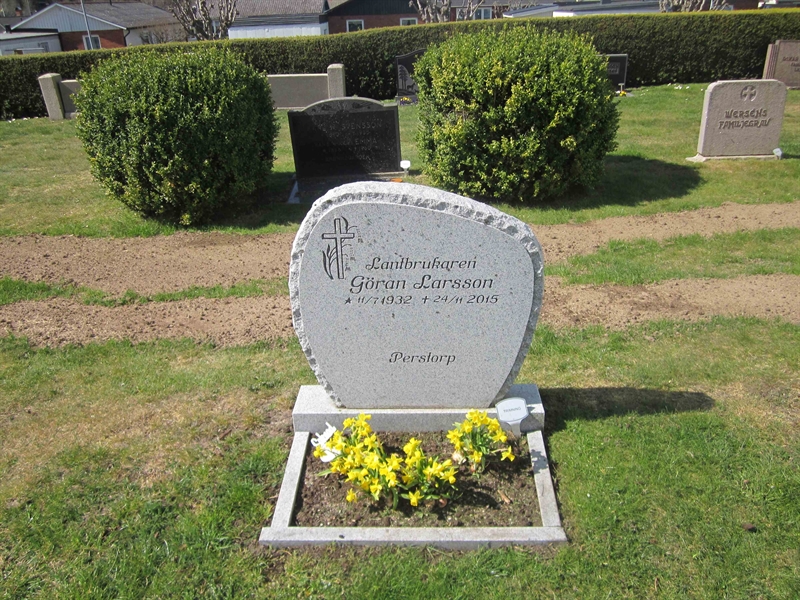 Grave number: 04 B   70, 71
