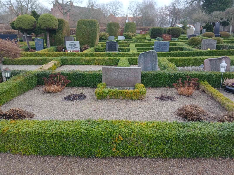 Grave number: Si J     5, 6, 7