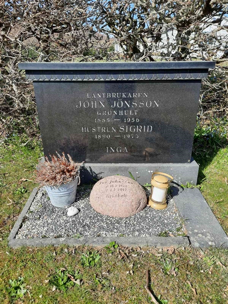 Grave number: VN E   174-176