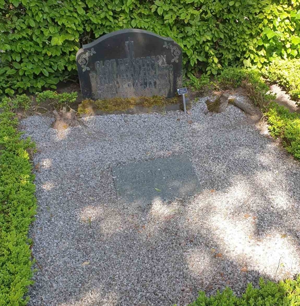 Grave number: Bi S    17, 18