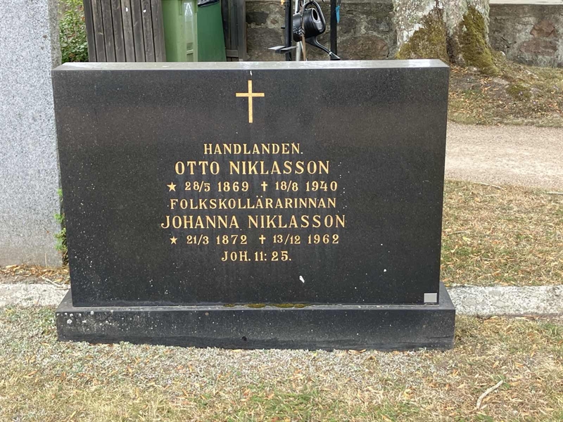 Grave number: HK A    37, 38, 39, 40, 41, 42