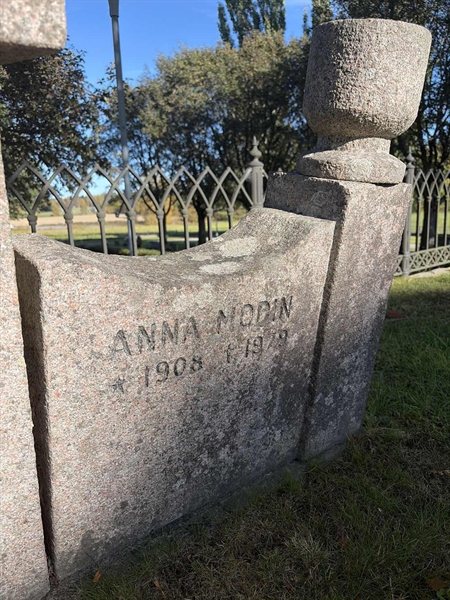 Grave number: H 1    34
