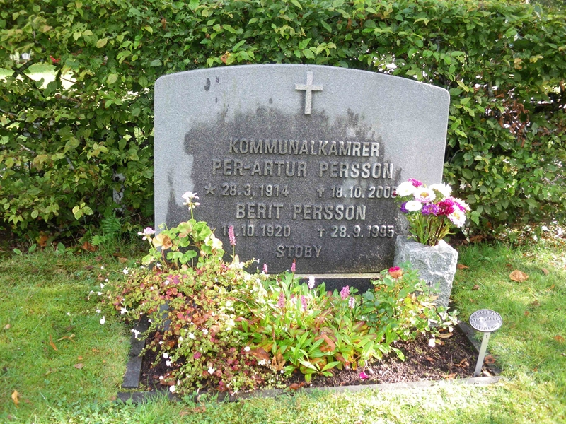 Grave number: SB 48    17, 18
