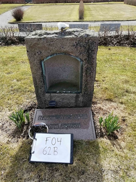 Grave number: F 04    62